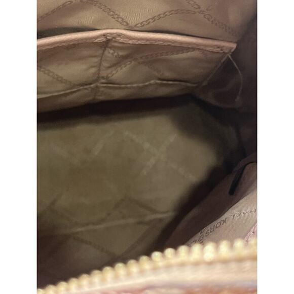 Michael‎ Kors Rose Gold Pink
Trim Metallic Signature
Monogram Rhea Zip backpack - Picture 10 of 16